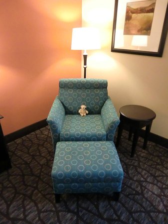 Bequemer Sessel im Zimmer - Picture of Hampton Inn Asheville .