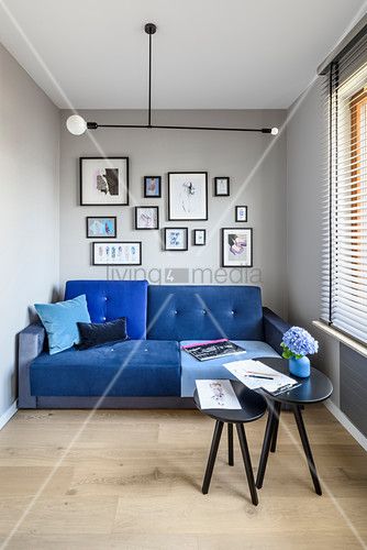 Blaues Sofa und Beistelltische in … – Bild kaufen – 12622974 .