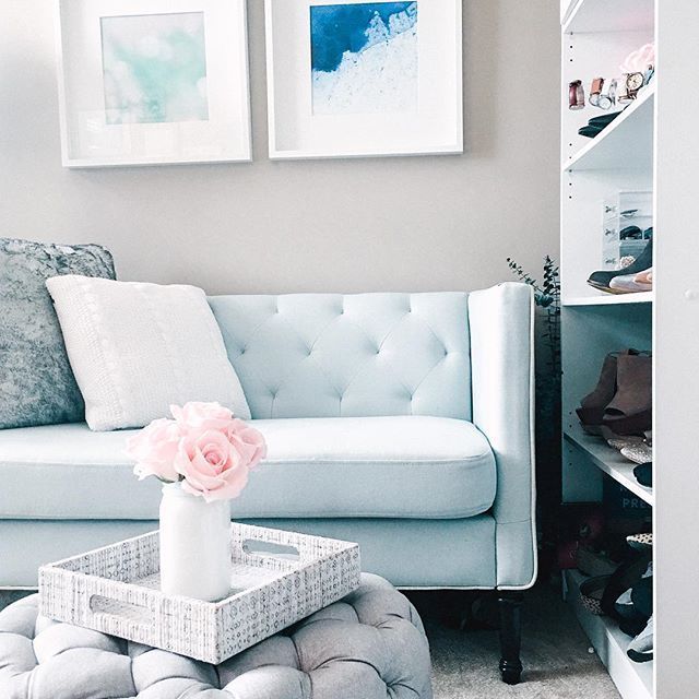 girly clean blue and white/grey office, tufted loveseat | Blau und .