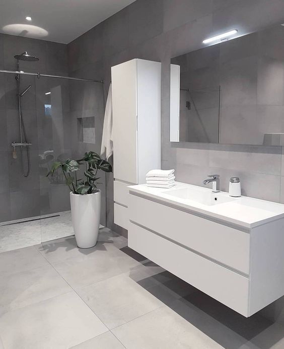 Graue Badezimmer-Designs #fliesengrau #fliesenbad #holz #grauweiß .