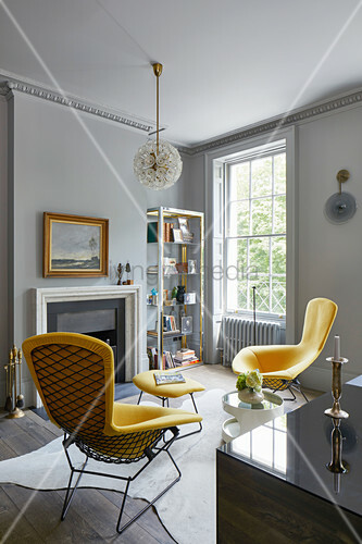 Zwei moderne gelbe Sessel im klassischen … – Bild kaufen .