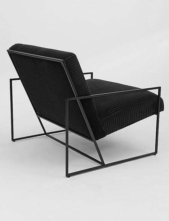 Nehmen Sie Platz: Ein moderner Lounge-Sessel mit Polster und .
