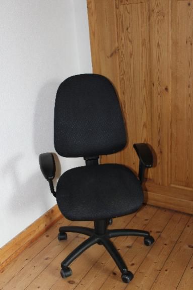 Schwarzer Bürostuhl und seine Vorteile | Stühle, Armlehnen und Zuhau