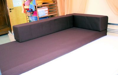 Bett in Sofa umwandeln: Matratzenbezug und 2 Schaumstücke .
