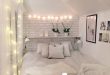 Reich zum Träumen - Strahlend weißes Schlafzimmer mit Kerzen und .