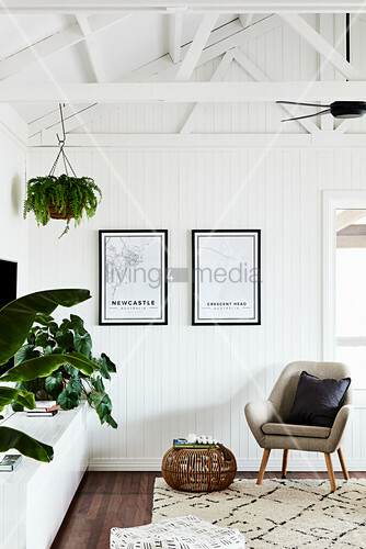 Sessel und Sideboard mit Zimmerpflanzen … – Bild kaufen – 12510673 .