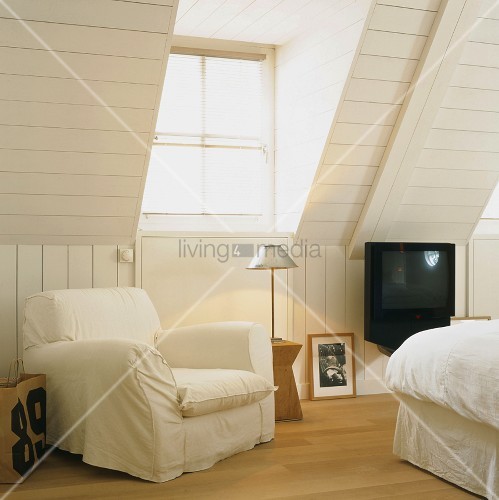 Weißer Sessel unter Dachfenster im … – Bild kaufen – 00292524 .