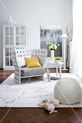Weißer Sessel aus Kunstfasergeflecht , gestrickter Pouf – buy .