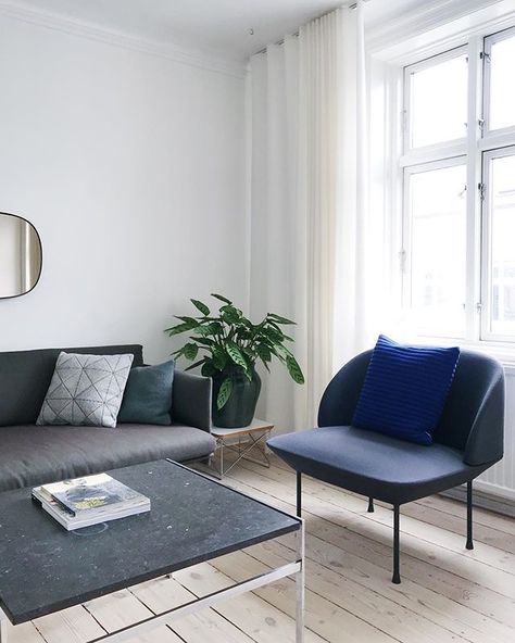 Wohnzimmer skandinavisch modern minimalistisch graues Sofa weiße .